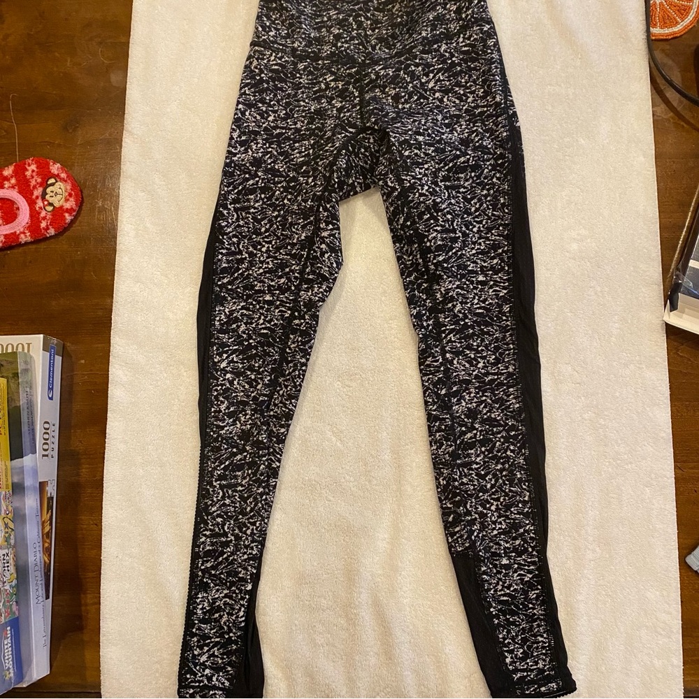 Lululemon Athletica Leggings Black and white design sz 4